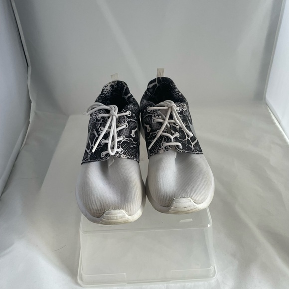 Nike Snakeskin Roshe fitness shoes - Picture 3 of 3